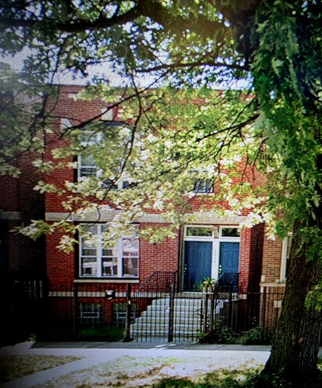 Condominio recientemente renovado y bien mantenido. - 3449 W Fulton Blvd Unidad 1