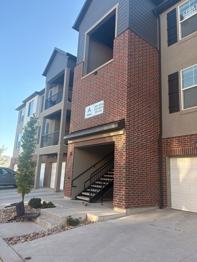 Building Photo - 1994 N 3330 W Unit 301