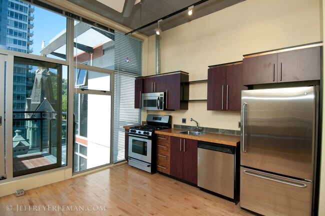 Photo - Stunning Penthouse Loft in the Mosaic Condos - Gas Fireplaces, A/C, W/D in unit! Unidad 803