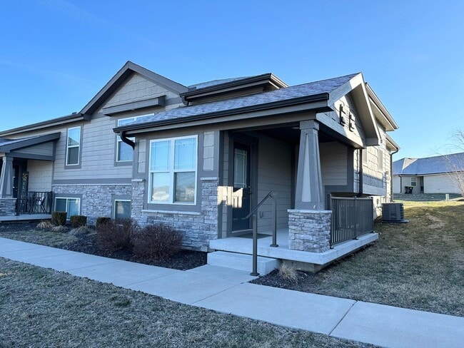 Building Photo - 3 Bed | 3 Bath | 2 Car Garage Attached Villa in Blue Springs