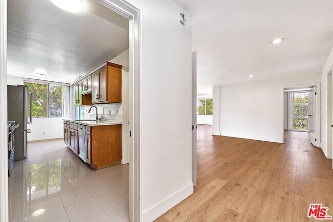 Building Photo - 9221 Charleville Blvd Unit E Rental