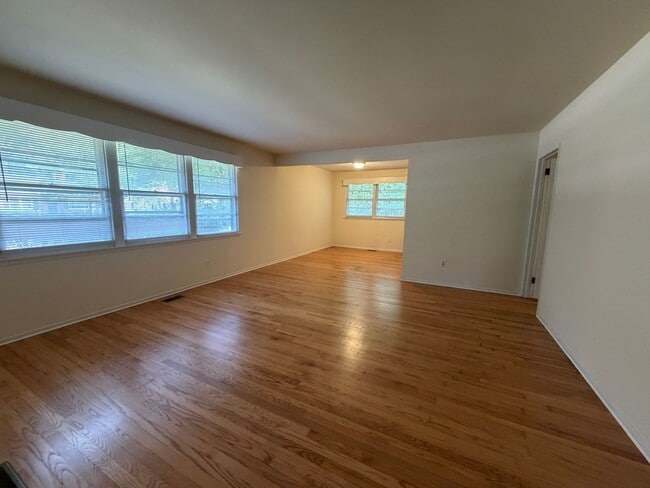 Building Photo - Classic 3BR/2BA Mid-Century Ranch on Ridge Road