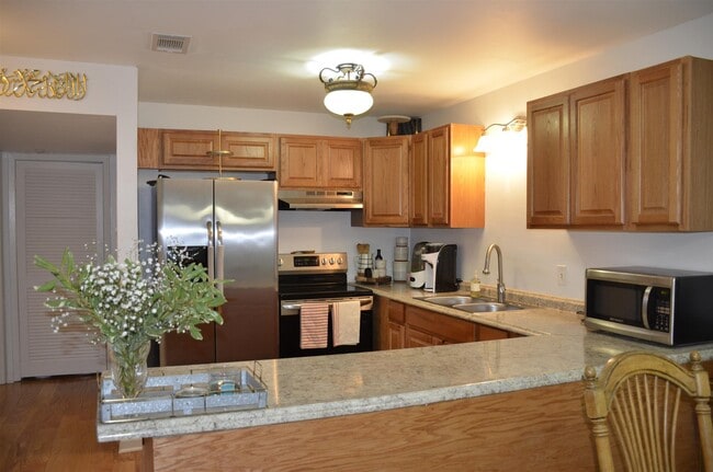 Building Photo - 815 Ashlawn Pl