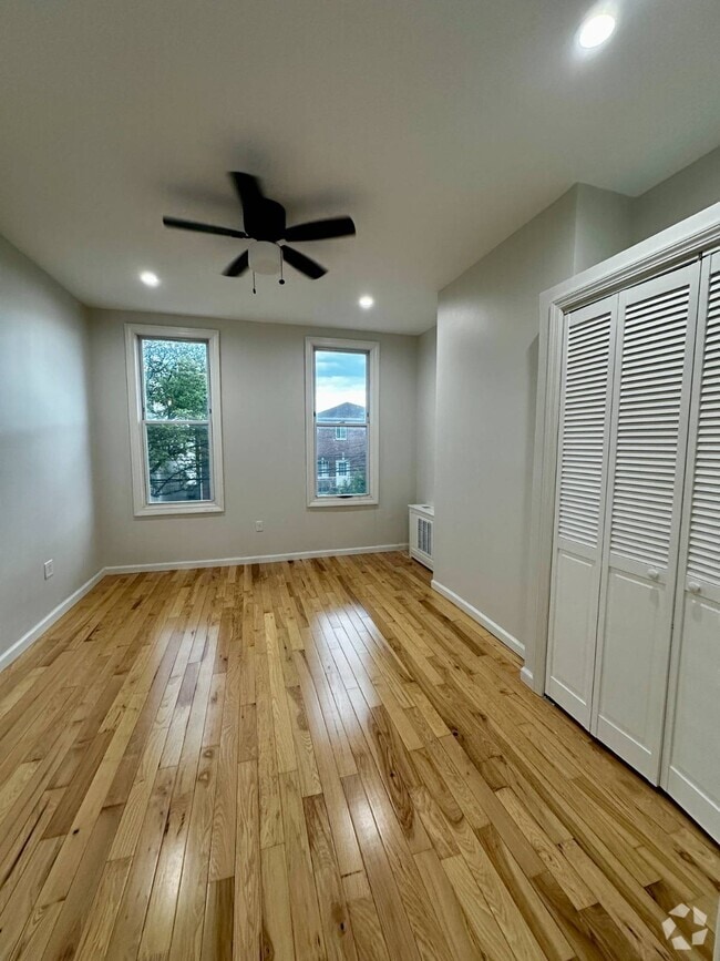 Building Photo - 53-52 72nd Pl Unit 2L Rental