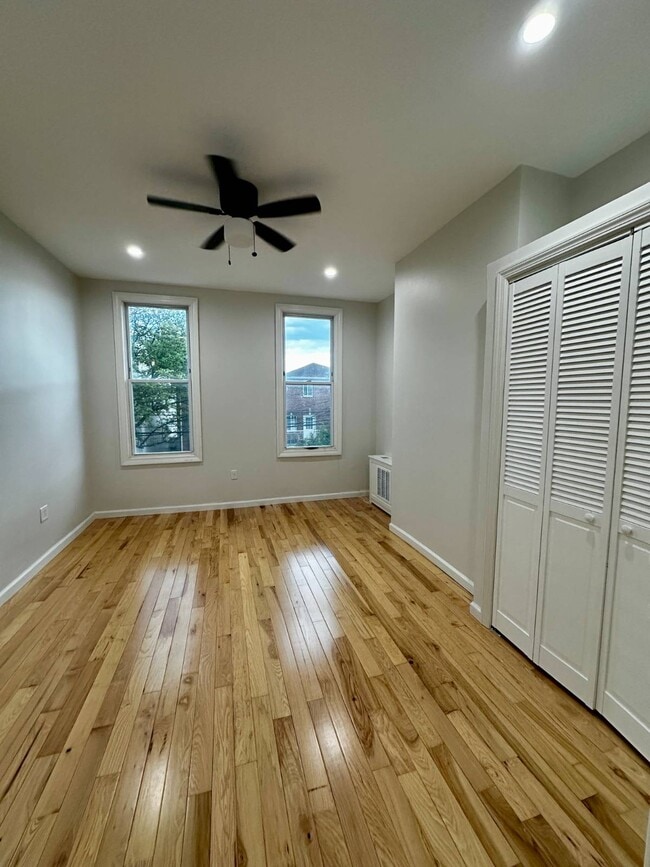Photo - 53-52 72nd Pl Apartamento Unidad 2L