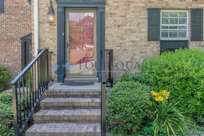 Photo - Spacious Townhome with Wood-Burning Fireplace, Large Deck & Storage Room , Convenient North Ridge... Unidad o