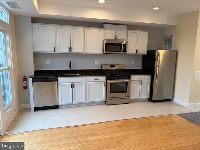 Building Photo - 532 8th St SE Unit 3