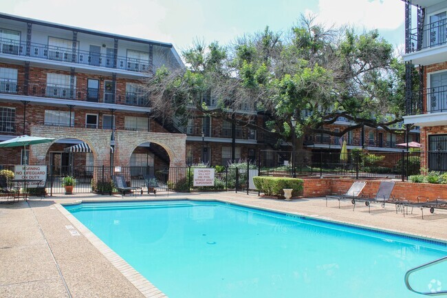 Building Photo - 3-BEDROOM CONDO AT THE GEORGIAN CONDOMINIUMS Unit 321