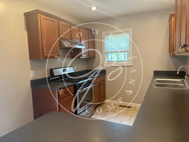 Photo - Charming 4 bedroom 2 bathroom close to the University of Toledo.