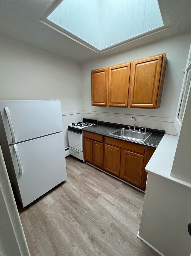 Building Photo - 1551 Hertel Ave Unit 10