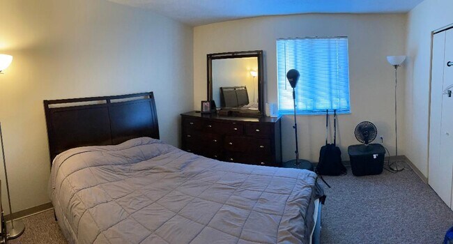 Bedroom 1 - 3268 Niagara Sq