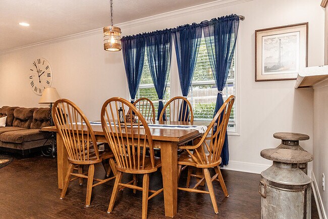 Dining Area w/ Seating for 8 - 1004 Pecan St