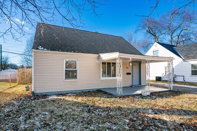 Photo - 2861 Woodland Ave