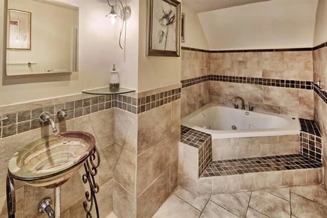 hot tub - 471 Palisade Ave Unit loft 1