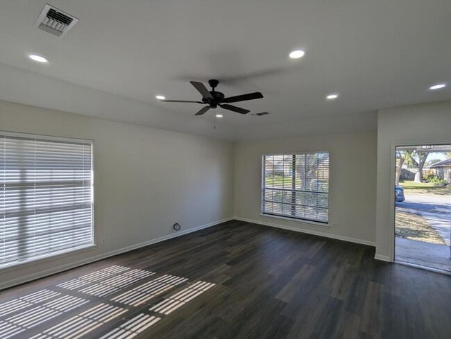 Photo - 210 Stone Gate Dr