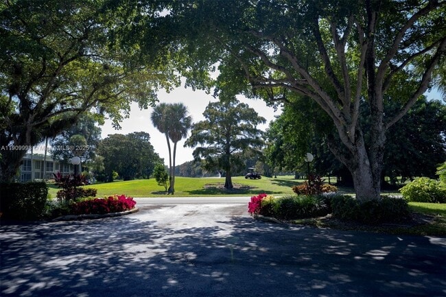 Building Photo - 4017 N Cypress Dr Unit 201