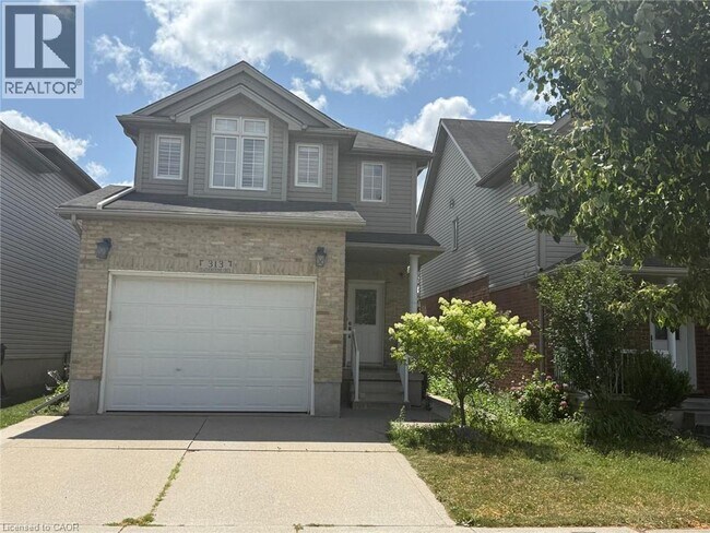 UPPER-313 FEATHERSTONE Crescent - UPPER-313 FEATHERSTONE Crescent