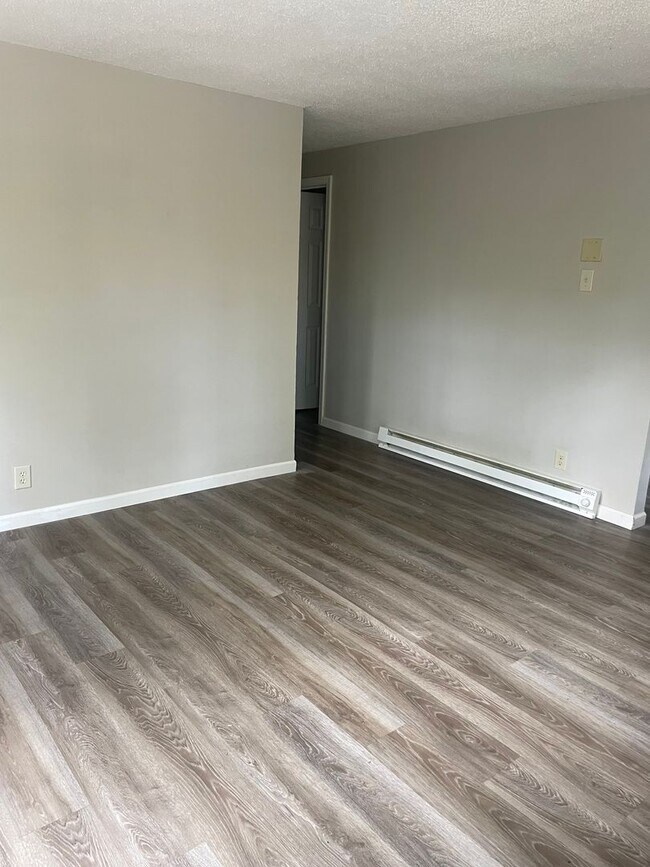 Photo - Knoxville 37912 - Spacious 1 bedroom, 1 bath apartment - Contact Lisa Vineyard and Shannon Russel...