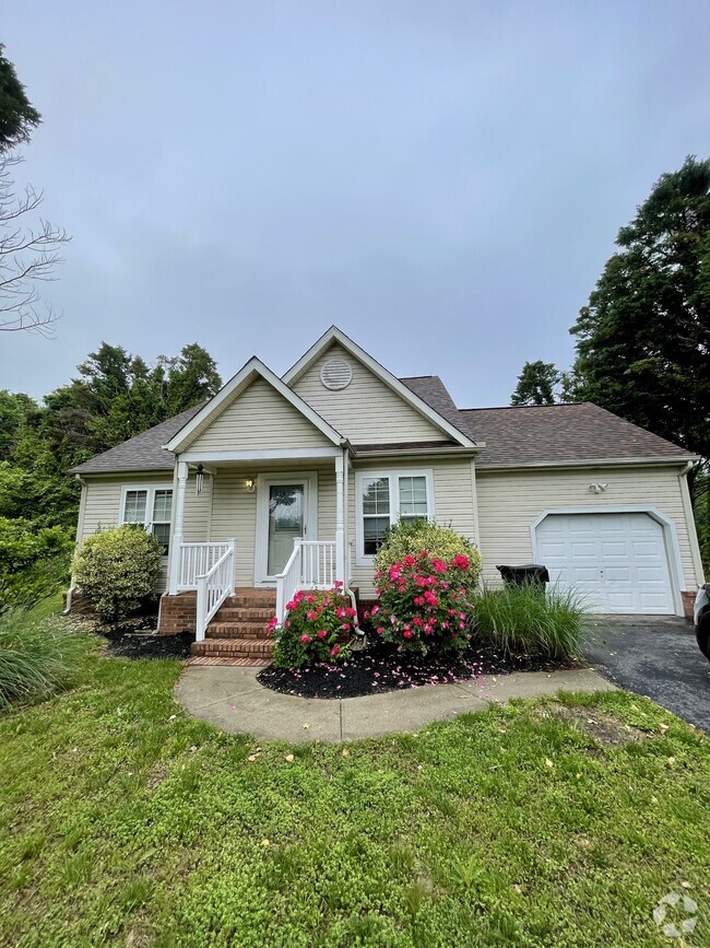 Building Photo - 805 Upland Dr Rental