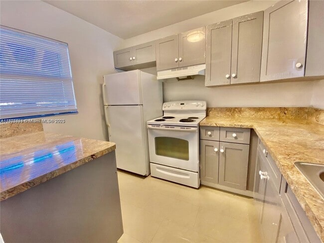 Building Photo - 3199 Foxcroft Rd Unit 113