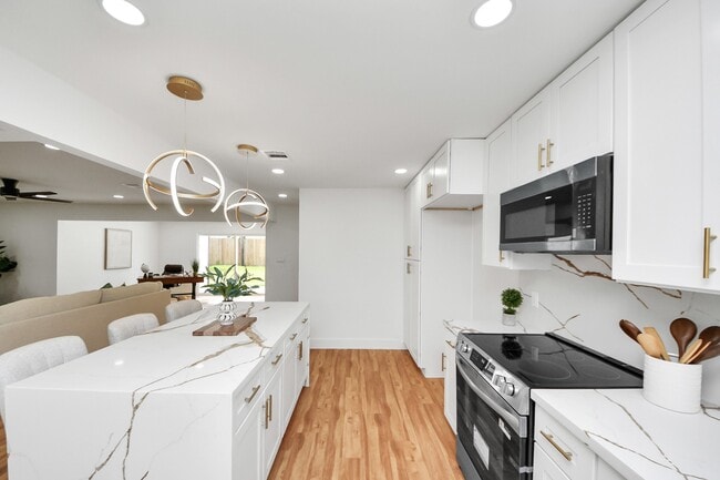 Photo - 6249 Locke Ln