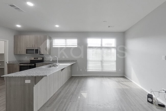 Photo - 1518 S Razorback Rd