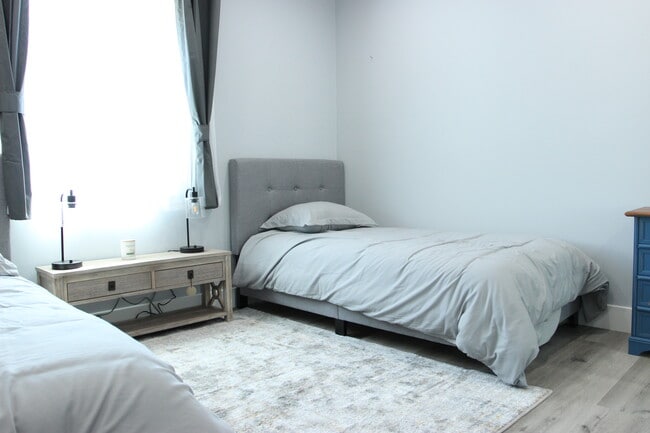Building Photo - 433 S Wilton Pl Unit 433 S Wilton Pl Room 2 Rental