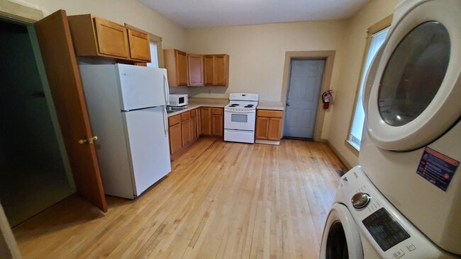 Photo - 217 E King St