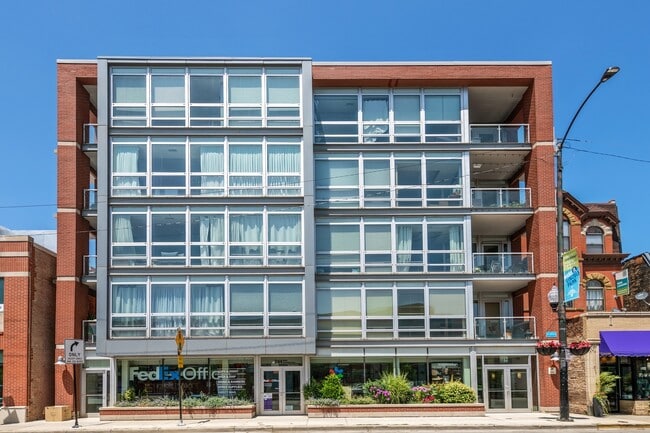 Building Photo - 744 W Fullerton Ave Unit 403