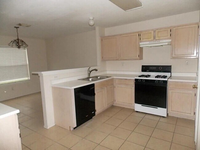 Photo - 747 Oak W Dr