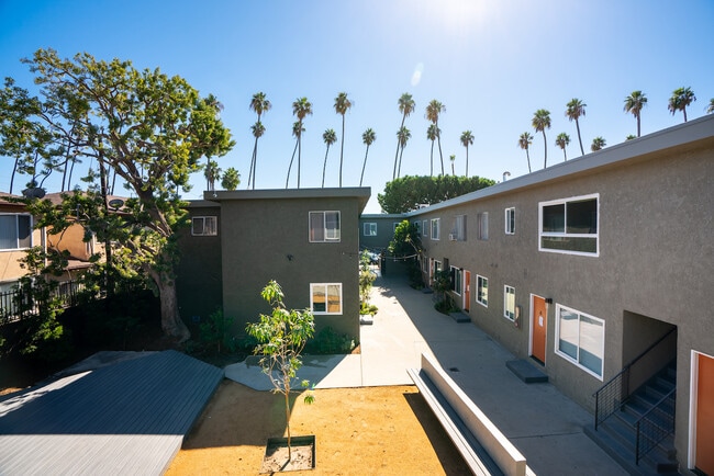 Photo - 419 W Queen St