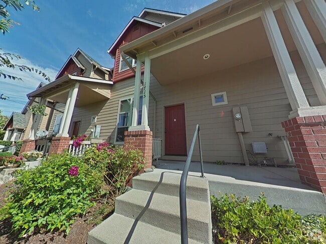 Building Photo - 3 Bedroom House ~ Close to Campus