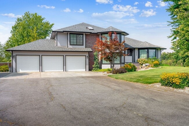 Stunning Home and Three Bay Shop Along Spo... - Stunning Home and Three Bay Shop Along Spo...