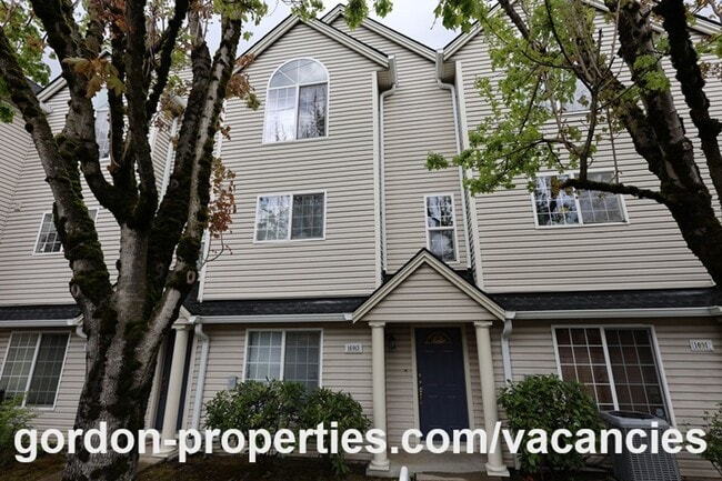 Building Photo - NE Halsey St - Gresham 2 bedroom townhouse with den/office