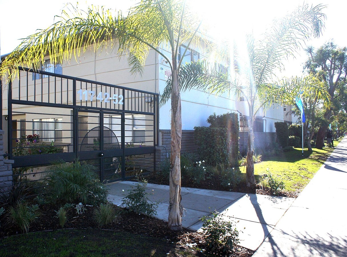 Building Exterior - 112 Apartments