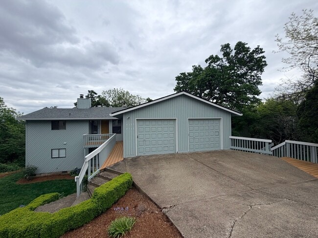 Building Photo - Brand New Flooring and Paint Upper Level Duplex
