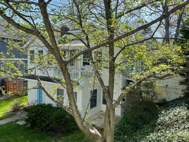 Building Photo - 2409 N Upton St Unit 2