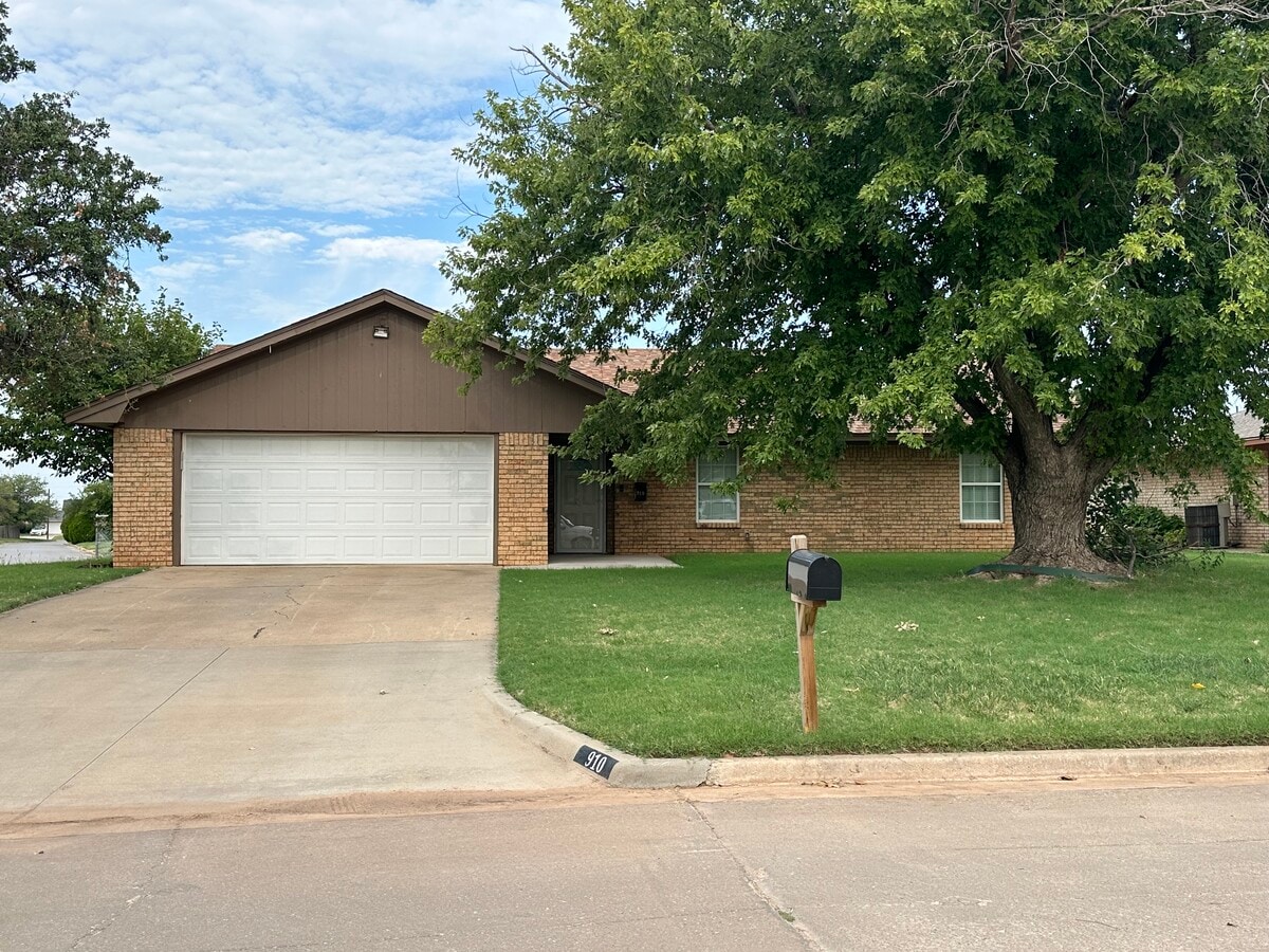 Photo - 910 Village Dr House