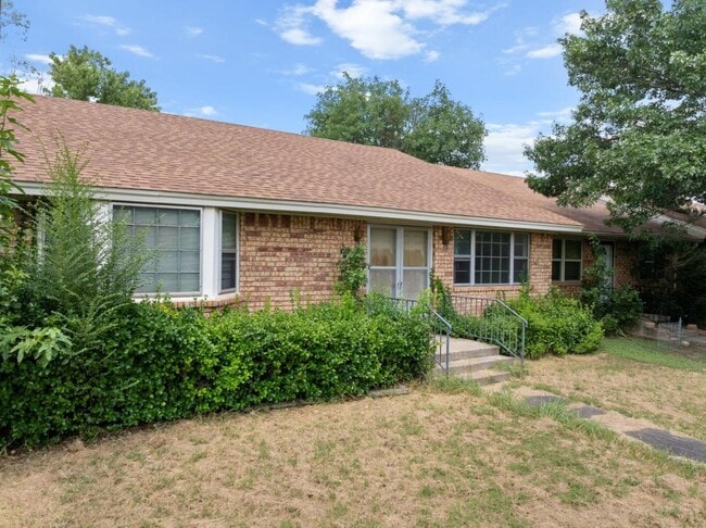 Building Photo - 1425 N Stoneridge Manor Rental