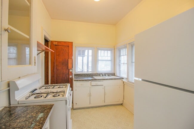 Photo - 1111 E Walnut St Unit Apt 102