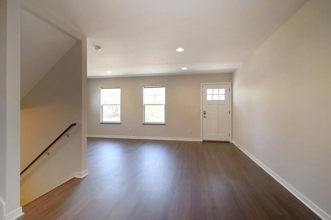 Photo - 289 E 19th St