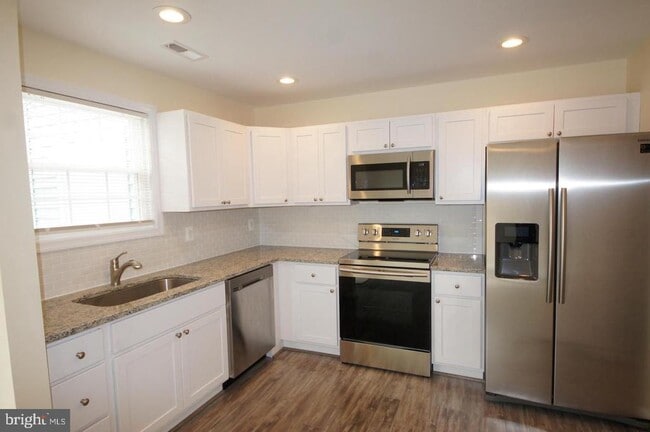 Photo - 1656 Woodtree Ct E