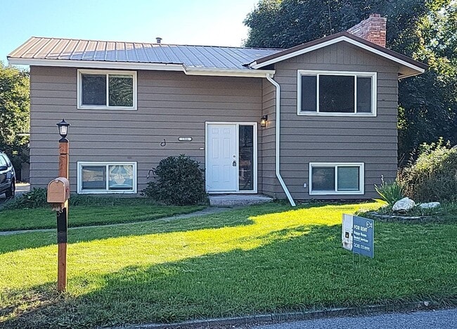 Building Photo - Beautiful Renovated 4 bedroom home For Ren...