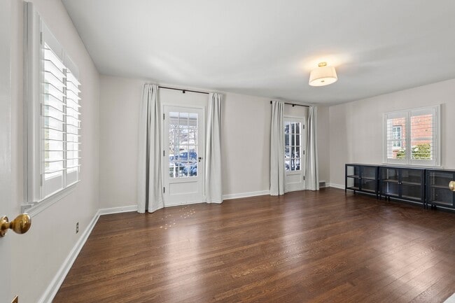 Photo - Beautiful Arlington Home South of Lane