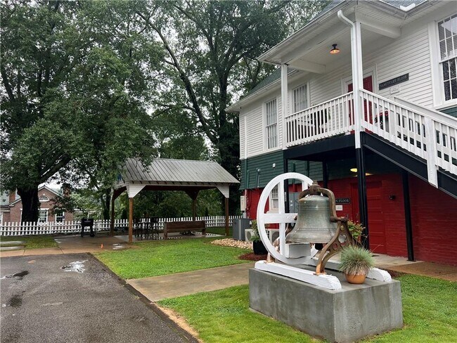 Photo - 104 Spring St Unit 1