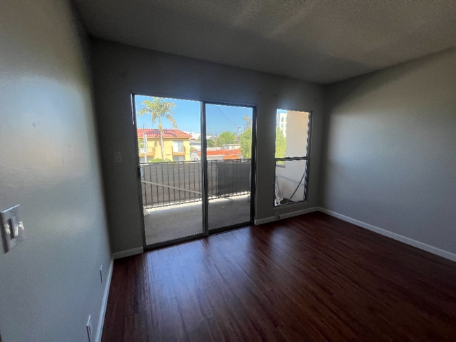 Photo - 3945 W 8th St Unidad 10