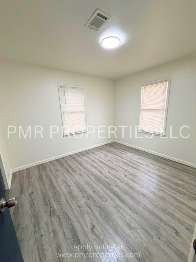 Building Photo - 2 Bedrooms/1 Bathroom House