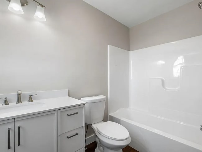 Photo - 84 Old Lake Shore Rd Unit Right