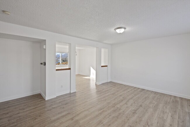 Photo - 825 Hubbell Dr