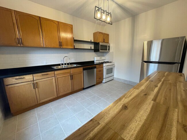 Photo - 3 Unit Apartment Building in the Heart of the Bellevue area of Pittsburgh Unit Apt 2
